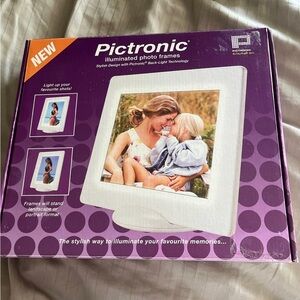 Pictronic illuminated photo frame